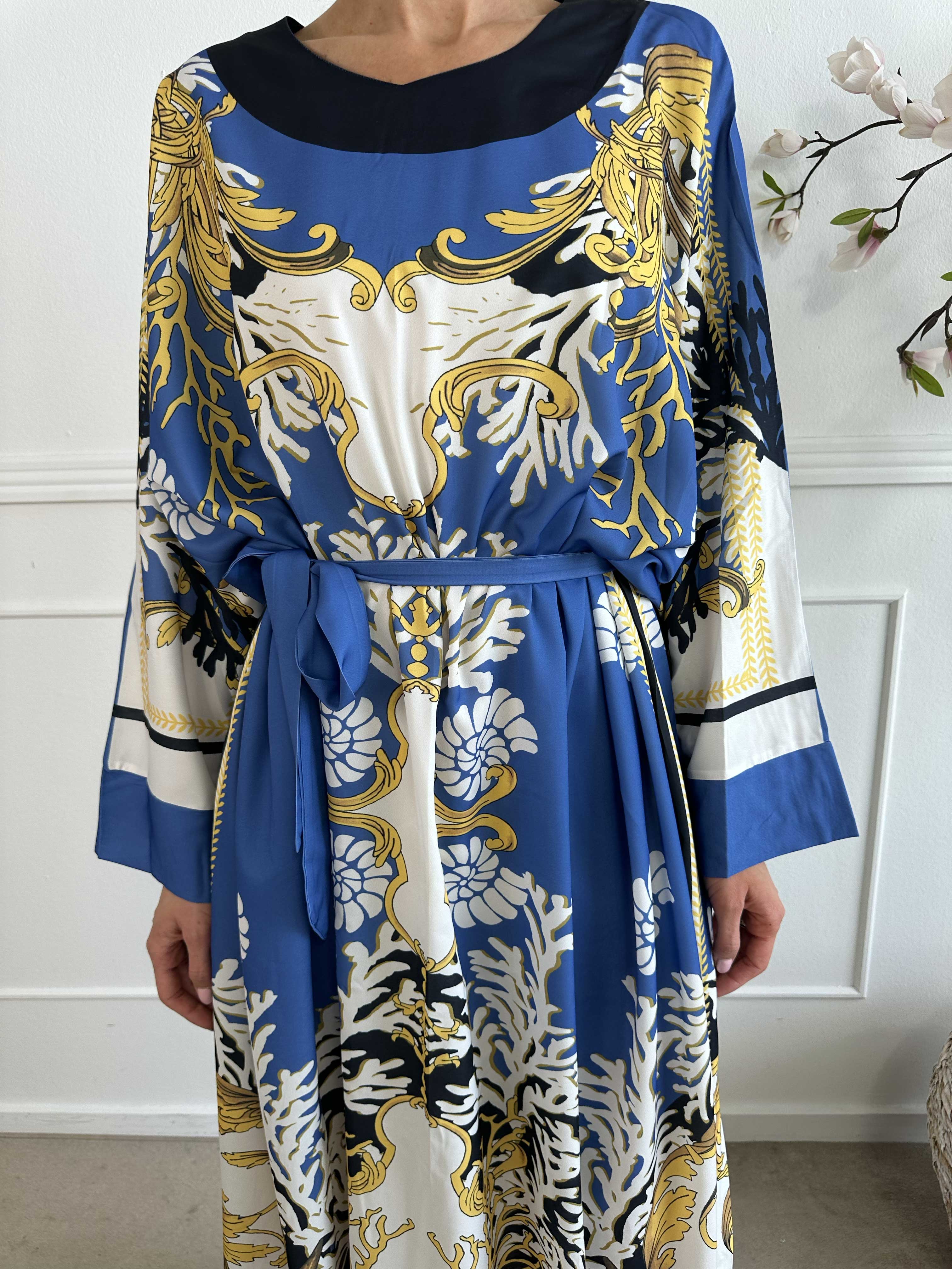 Goddess Dress - Lang mønstret tunikakjole med bindebånd